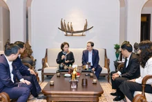 Председатель Национального собрания Чан Тхань Ман посещает семью и возлагает благовония в память о покойном Генеральном секретаре Чыонг Тьине. (Фото: ВИА)