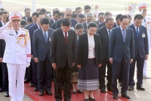 Генеральный секретарь ЦК НРПЛ, Президент Лаоса Тхонглун Сисулит с супругой и делегация почитают память Президента Хо Ши Мина. (Фото: ВИА)