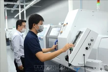 Рабочие управляют производственным оборудованием на предприятии ICT Vina в Высокотехнологичном парке города Дананг. (Иллюстративное фото: ВИА)