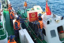 Преодолев сотни морских миль, избирательные ящики и необходимые материалы были безопасно доставлены и переданы избирательным участкам на островах.