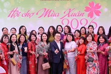 Главный редактор газеты «Нянзан» Ле Куок Минь принимает участие в весенней ярмарке.