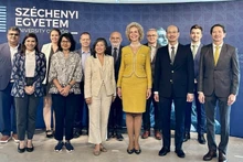 Посол Буй Ле Тхай (второй справа) и послы стран АСЕАН в Венгрии во время визита в Университет Дьёра. Фото: Посольство Вьетнама в Венгрии