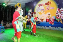 Дети вместе принимают участие в народных играх. (Фото: ВИА)