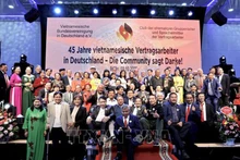 В торжественном мероприятии приняли участие бывшие руководители трудовых бригад и переводчики времен ГДР, а также немецкие специалисты, входившие в состав правительственной делегации Германии, прибывшей во Вьетнам в мае 1990 года для переговоров и подписания Дополнительного протокола к Соглашению о трудовом сотрудничестве между Германией и Вьетнамом. (Фото: ВИА)