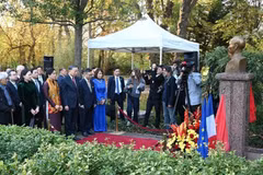 Генеральный секретарь ЦК КПВ, Президент Вьетнама То Лам с супругой и высокопоставленная делегация Вьетнама возлагают цветы к памятнику Президенту Хо Ши Мину в парке Монтро в городе Монтрей. Фото: Чунг Хынг 