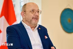 Посол Швейцарии во Вьетнаме Томас Гасс даёт интервью корреспонденту ВИА. Фото: ВИА