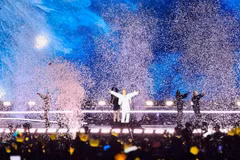 Группа BigBang подарила зрителям яркие и незабываемые моменты на стадионе Мидинь. Фото: Кюинь Фыонг