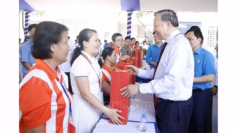 vna-potal-tong-bi-thu-chu-tich-nuoc-tham-dong-vien-cong-nhan-nguoi-lao-dong-tai-tp-ho-chi-minh-stand.jpg