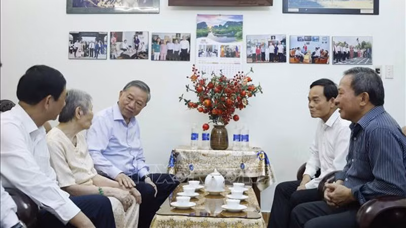 vna-potal-tong-bi-thu-chu-tich-nuoc-to-lam-dang-tuong-tuong-nho-cac-dong-chi-lanh-dao-tien-boi-stand.jpg