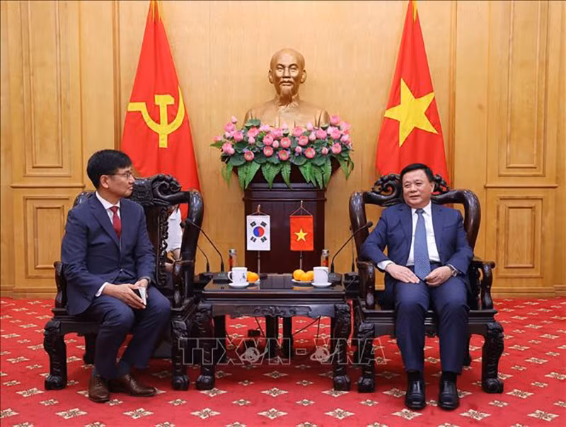vna-potal-dong-chi-nguyen-xuan-thang-tiep-tong-giam-doc-samsung-viet-nam-stand.jpg