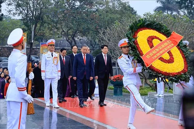 vna-potal-lanh-dao-dang-nha-nuoc-dat-vong-hoa-tuong-niem-cac-anh-hung-liet-sy-stand.jpg
