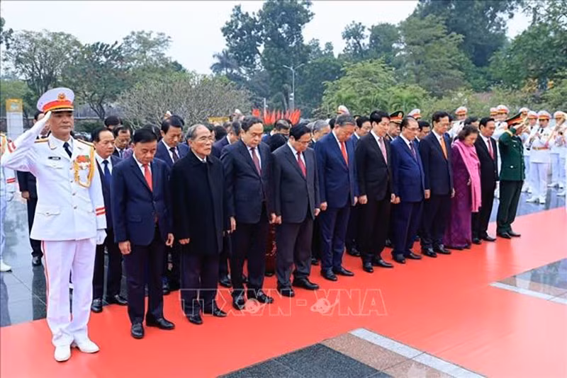 vna-potal-lanh-dao-dang-nha-nuoc-dat-vong-hoa-tuong-niem-cac-anh-hung-liet-sy-stand-1.jpg