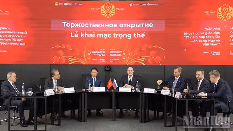 Делегаты двух стран на открытии научно-образовательного форума «Россия-Вьетнам: 75 лет сотрудничества».