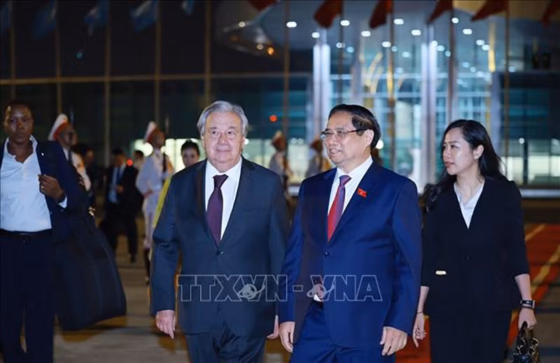 vna-potal-thu-tuong-va-tong-thu-ky-lien-hop-quoc-cung-len-duong-tham-du-hoi-nghi-cap-cao-asean-lan-thu-47-stand-3.jpg