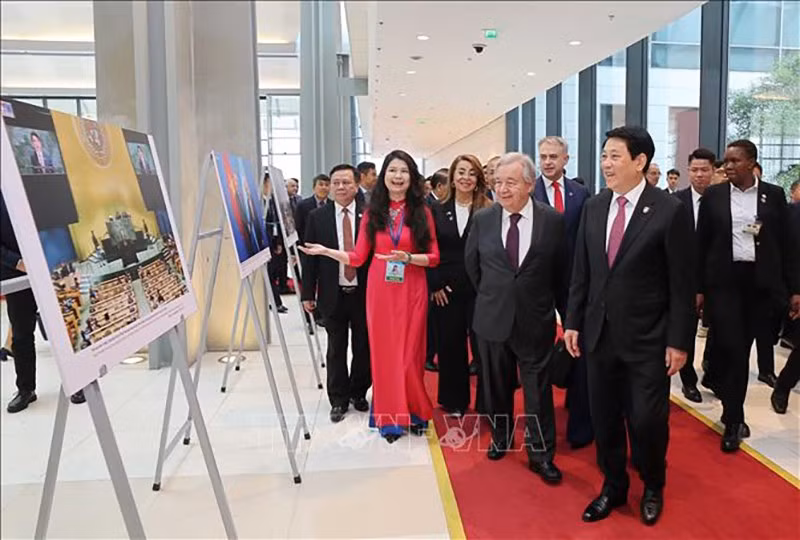 vna-potal-chu-tich-nuoc-luong-cuong-va-tong-thu-ky-lhq-dong-chu-tri-le-mo-ky-cong-uoc-ha-noi-stand-3.jpg