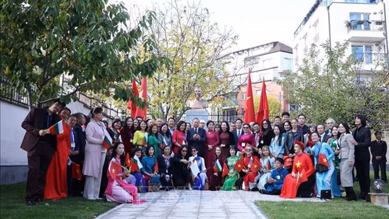 vna-potal-tong-bi-thu-du-le-khanh-thanh-tuong-dai-chu-tich-ho-chi-minh-tai-dai-su-quan-viet-nam-o-bulgaria-stand.jpg