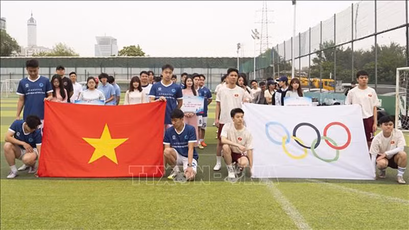 vna-potal-luu-hoc-sinh-viet-nam-tai-bac-kinh-hao-hung-voi-ngay-hoi-the-thao-chao-mung-sinh-nhat-bac-ho-stand.jpg