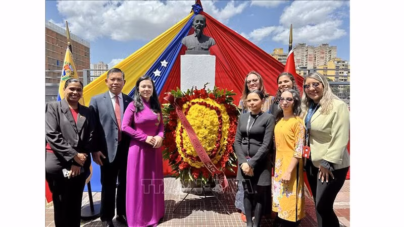 vna-potal-le-dat-vong-hoa-tai-tuong-dai-chu-tich-ho-chi-minh-tai-venezuela-stand.jpg