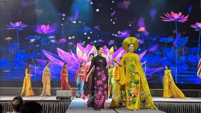 vna-potal-ao-dai-viet-nam-bieu-tuong-van-hoa-ket-noi-va-hoi-nhap-tai-malaysia-stand-2.jpg