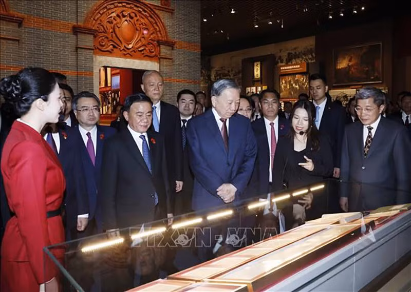 vna-potal-tong-bi-thu-chu-tich-nuoc-tham-bao-tang-lich-su-dang-cong-san-trung-quoc-stand.jpg