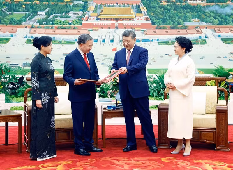 vna-potal-tong-bi-thu-chu-tich-nuoc-to-lam-va-phu-nhan-cung-tong-bi-thu-chu-tich-nuoc-tap-can-binh-va-phu-nhan-du-tiec-tra-8702820.jpg