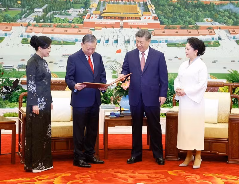 vna-potal-tong-bi-thu-chu-tich-nuoc-to-lam-va-phu-nhan-cung-tong-bi-thu-chu-tich-nuoc-tap-can-binh-va-phu-nhan-du-tiec-tra-8702819.jpg