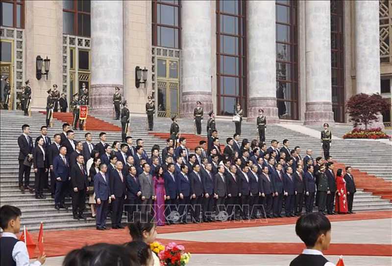 vna-potal-le-don-trong-the-tong-bi-thu-chu-tich-nuoc-to-lam-tham-cap-nha-nuoc-den-trung-quoc-stand.jpg