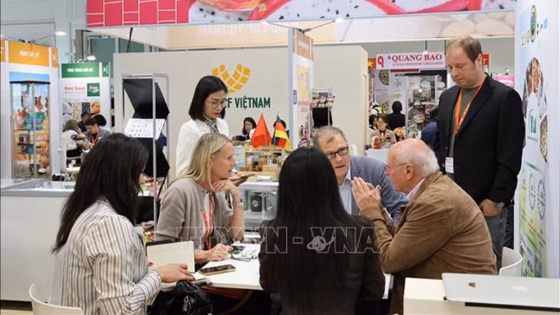 Международные клиенты знакомятся с вьетнамскими продуктами. Фото: ВИА