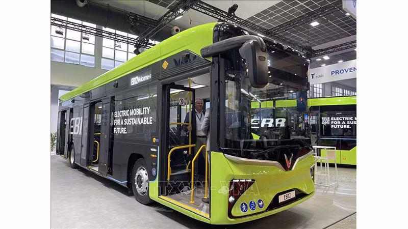 Модель электробуса EB12 компании «VinFast» на выставке. Фото: ВИА