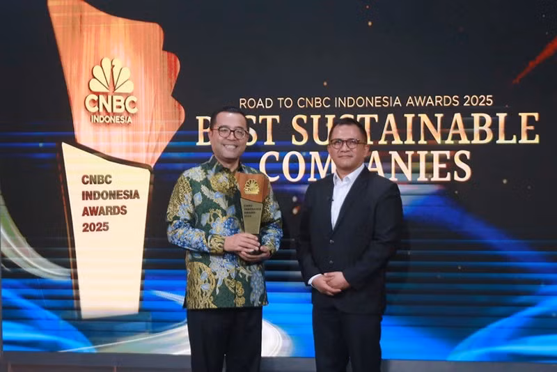 Генеральный директор VinFast Indonesia Кариянто Харджосумарто (слева) получил награду на мероприятии