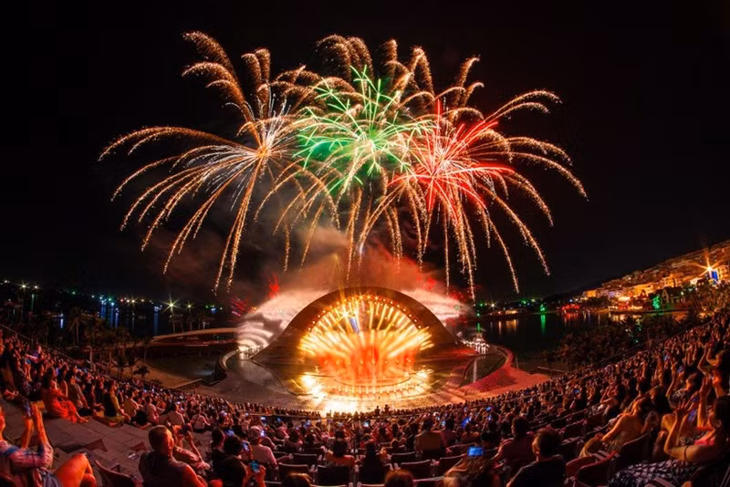Эти грандиозные ночные фейерверки стали одной из визитных карточек отдыха для туристов на Жемчужном острове. Фото: Sun Group