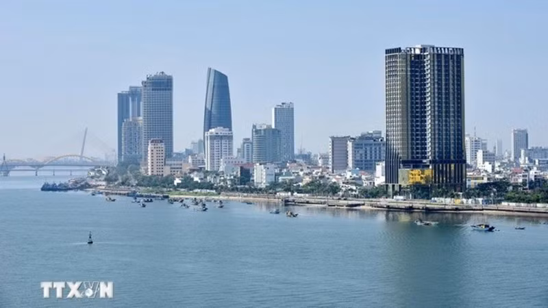 Многие частные предприятия инвестируют в Дананге в сферы услуг и недвижимости. Фото: ВИА