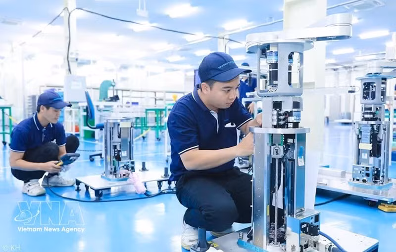Компания TAZMO Vietnam (100% японский инвестиционный капитал, расположена в промышленном парке Лонгхау провинции Тэйнинь) является одним из пионеров в области производства роботов и высокотехнологичного оборудования для полупроводниковой отрасли. Фото: ВИА
