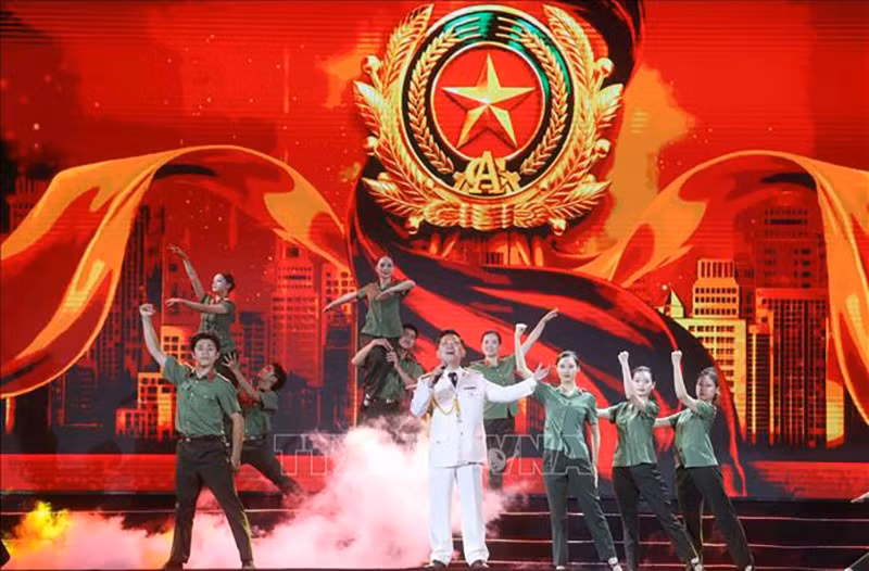 vna-potal-chuong-trinh-nghe-thuat-chinh-luan-81-mua-binh-yen-stand-1.jpg