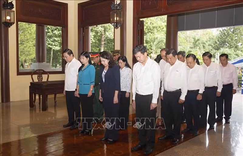 vna-potal-pho-chu-tich-nuoc-dang-huong-tuong-nho-chu-tich-ton-duc-thang-stand-1.jpg
