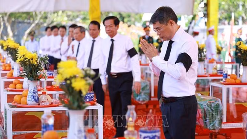 vna-potal-thu-tuong-du-le-truy-dieu-va-an-tang-hai-cot-liet-si-tai-nghia-trang-liet-sy-quoc-gia-duong-9-tai-quang-tri-stand-1-9675.jpg