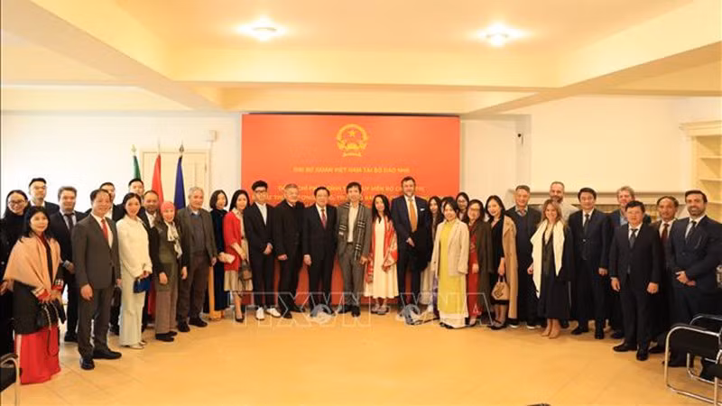 vna-potal-doan-dai-bieu-dang-cong-san-viet-nam-tham-va-lam-viec-tai-bo-dao-nha-stand.jpg