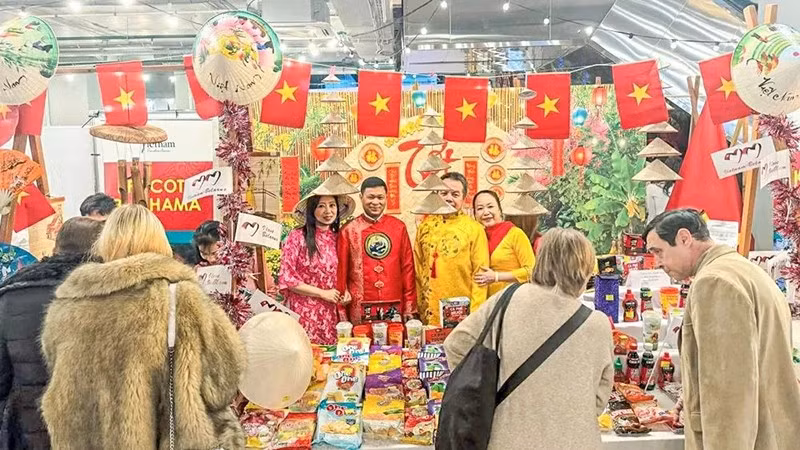 Стенд Вьетнама привлекает большое количество посетителей. Фото: baoquocte.vn