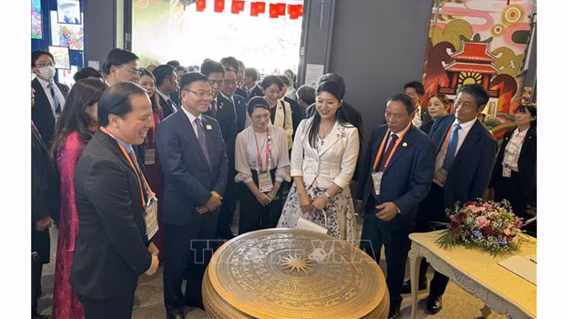 vna-potal-pho-thu-tuong-le-thanh-long-tham-lam-viec-tai-nhat-ban-stand.jpg