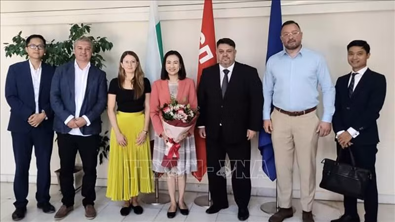 Посол Вьетнама в Болгарии Нгуен Тхи Минь Нгует фотографируется на память с руководством БСП. Фото: ВИА