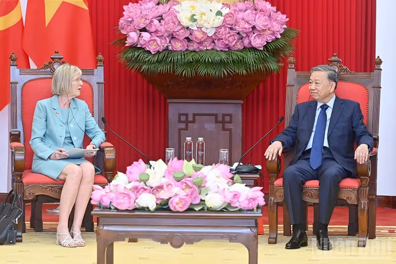 Генеральный секретарь ЦК КПВ То Лам и посол Джиллиан Берд. Фото: Данг Кхоа