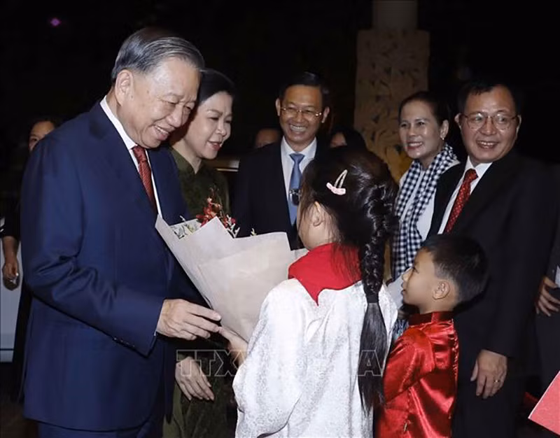 vna-potal-tong-bi-thu-chu-tich-nuoc-to-lam-va-phu-nhan-bat-dau-chuyen-tham-cap-nha-nuoc-toi-singapore-va-phat-bieu-dan-de-tai-doi-thoai-shangri-stand-1.jpg
