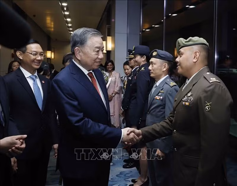 vna-potal-tong-bi-thu-chu-tich-nuoc-to-lam-va-phu-nhan-bat-dau-chuyen-tham-cap-nha-nuoc-toi-singapore-va-phat-bieu-dan-de-tai-doi-thoai-shangri-stand.jpg