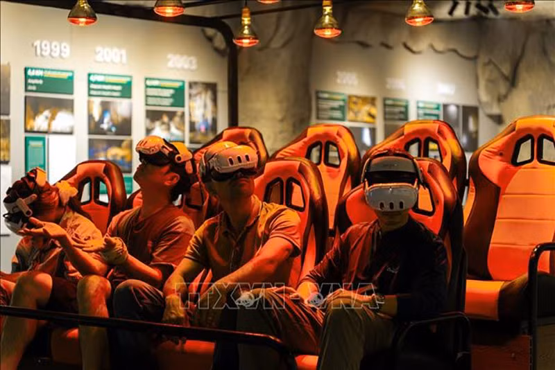 Посетители знакомятся с пещерой Шондоонг с помощью технологии 5D VR. Фото: ВИА