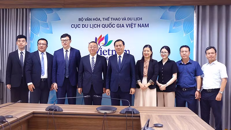 Делегаты двух сторон фотографируются на память. Фото: vietnamtourism.gov.vn