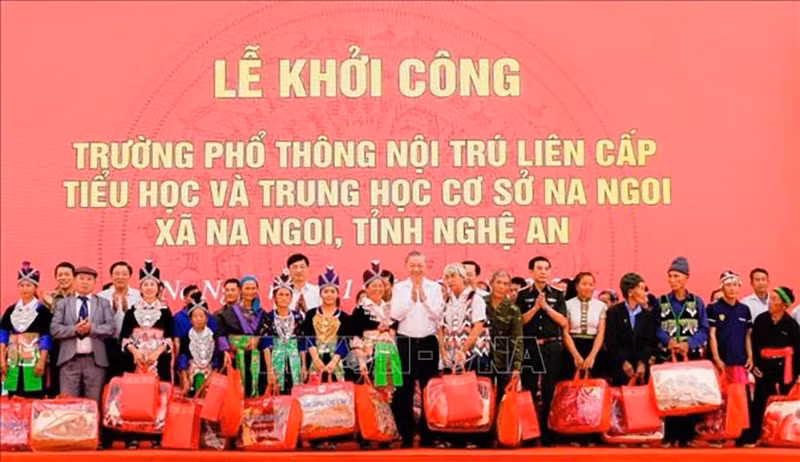 vna-potal-tong-bi-thu-du-le-khoi-cong-truong-pho-thong-noi-tru-lien-cap-na-ngoi-nghe-an-stand-3.jpg
