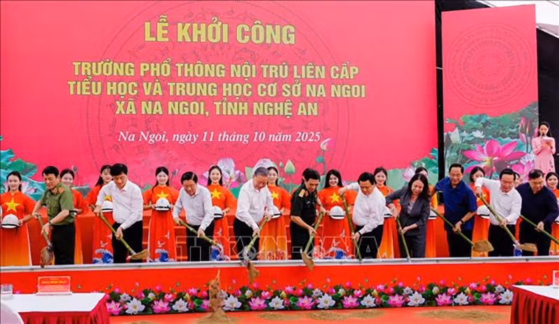vna-potal-tong-bi-thu-du-le-khoi-cong-truong-pho-thong-noi-tru-lien-cap-na-ngoi-nghe-an-stand.jpg