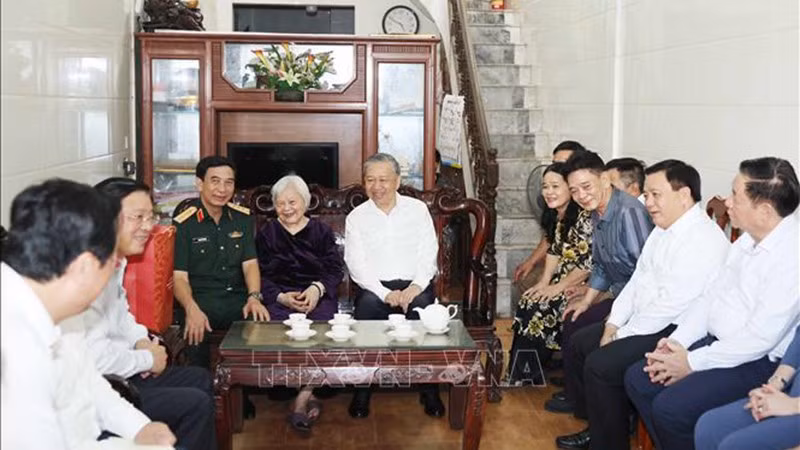 vna-potal-tong-bi-thu-tham-me-viet-nam-anh-hung-nguyen-thi-oanh-tai-nghe-an-stand.jpg