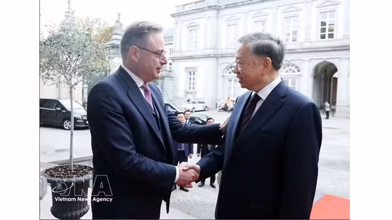 Премьер-министр Бельгии Барт Де Вевер приветствует Генерального секретаря ЦК КПВ, Президента Вьетнама То Лама. (Фото: ВИА)