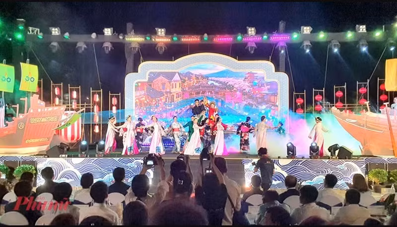 Один из художественных номеров на церемонии открытия. Фото: phunuonline.com.vn